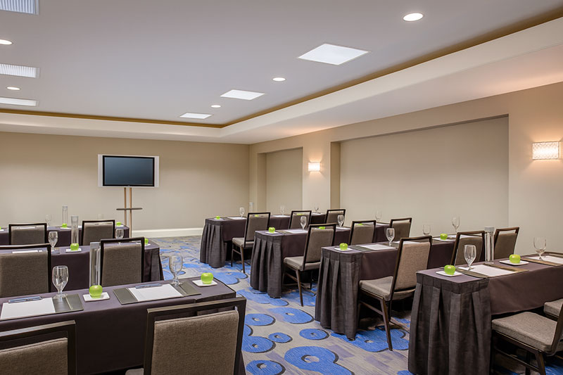 Modern-Hotel-Conference-Room-with-Classroom-Style-Seating