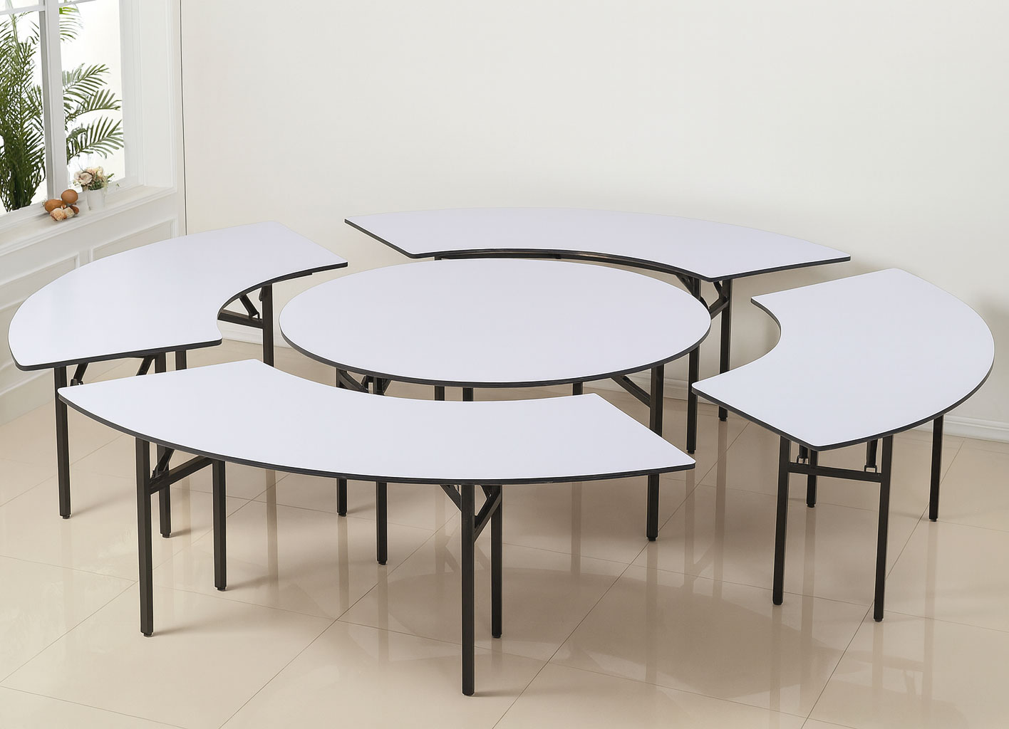 Modular concentric banquet tables forming a center round with one outer ring in white PVC